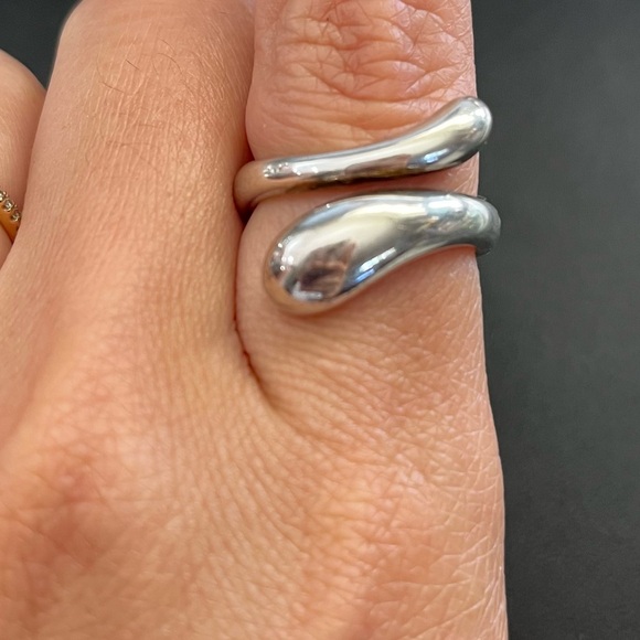 Tiffany & Co. Elsa Peretti Teardrop Bypass Ring
925 Sterling Silver Sz. 7.0 💎 - Picture 1 of 9